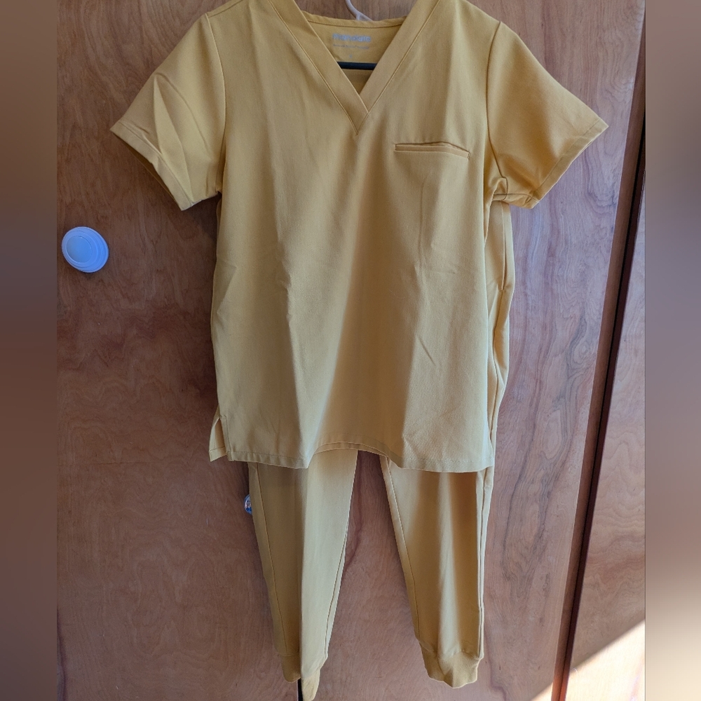Mandala Comfort Stretch Jogger Scrub Set in Honey 🍯